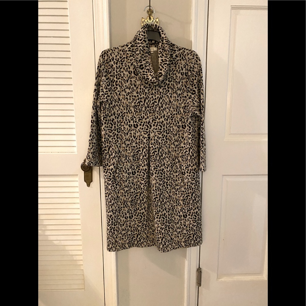 Tyler Boe cowl neck leopard dress; SZ L. Great front pockets!